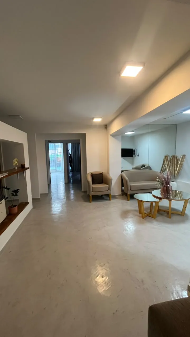 Recepción y pasillo del consultorio